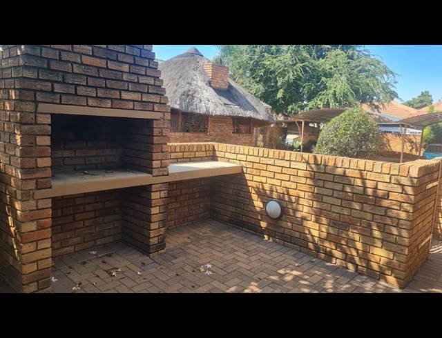 3 BEDROOM TOWNHOUSE FOR SALE IN PROTEA PARK